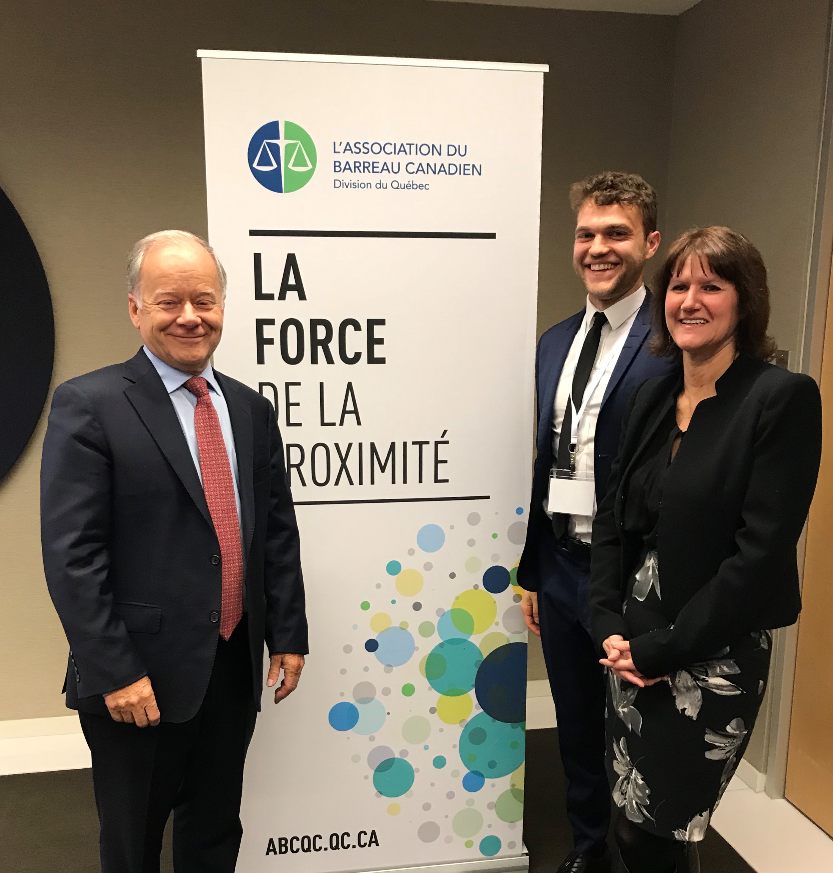 Me Raymond Bachand, M. Simon Bouthillier, président de la section des Étudiants et étudiantes de l'ABC-Québec, et Me Manon Dulude, directrice générale de l'ABC-Québec.