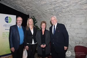 L'honorable Jacques Fournier, juge en chef de la Cour supérieure, Me Marie-Christine Hivon, présidente de l'ABC-Québec, l'honorable Lucie Rondeau, juge en chef de la Cour du Québec, et Me Pierre Marc Johnson, avocat-conseil au cabinet Lavery, de Billy, ancien Premier ministre et récipiendaire de la Médaille Paul-André-Crépeau