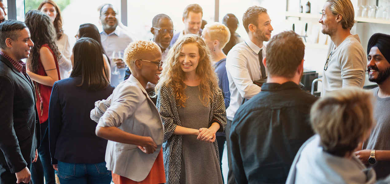 Des délégués réseautent lors d’une conférence