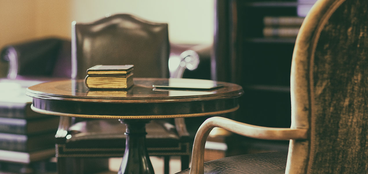 Chaises et table de style ancien dans un bureau.