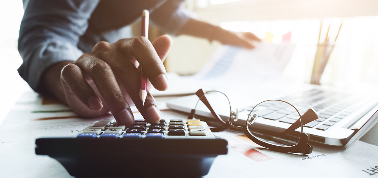 Gros plan sur une main utilisant une calculatrice.          Ask ChatGPTGros plan sur une main utilisant une calculatrice.