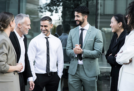 Groupe d'affaires tenant une réunion informelle en plein air