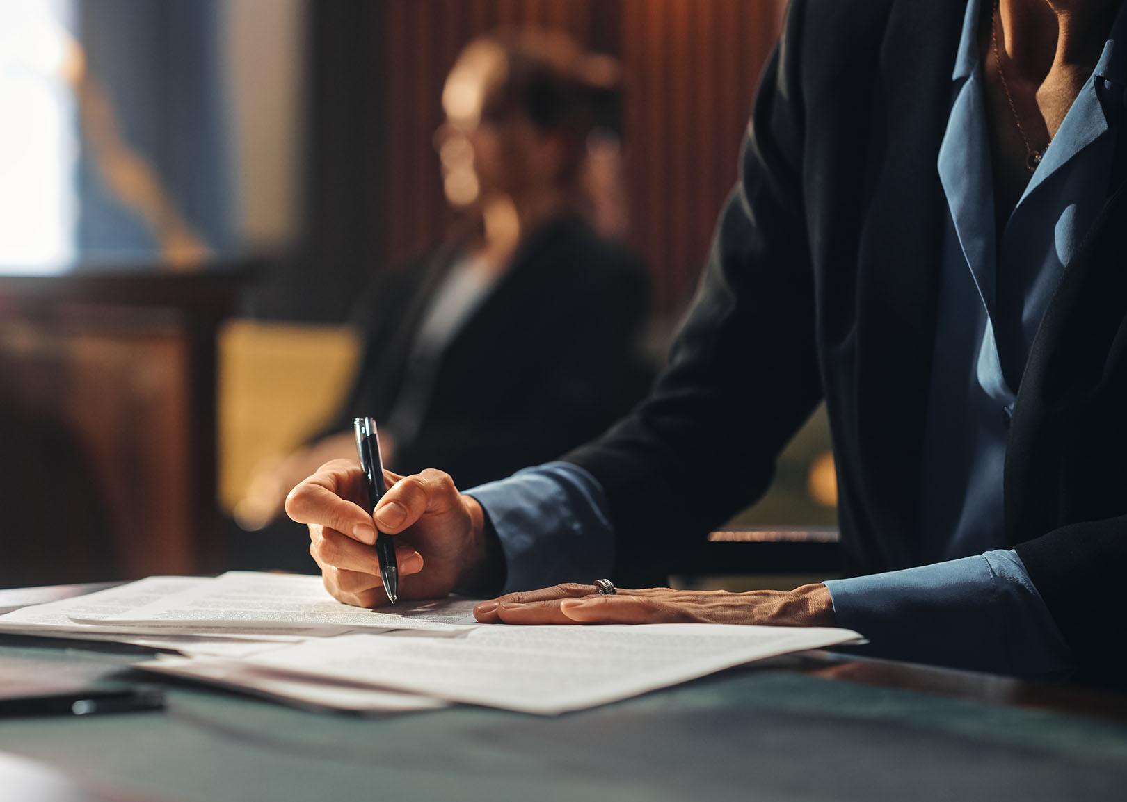 Un avocat plaidant prend des notes au tribunal.